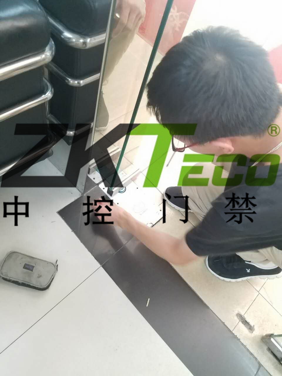 中控門禁公司在越秀區更換玻璃門彈簧，調維修玻璃門